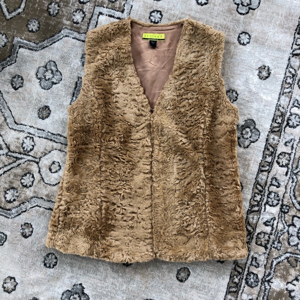 Neutral Tan Faux Fur Vest, Size Medium, Excellent Condition
